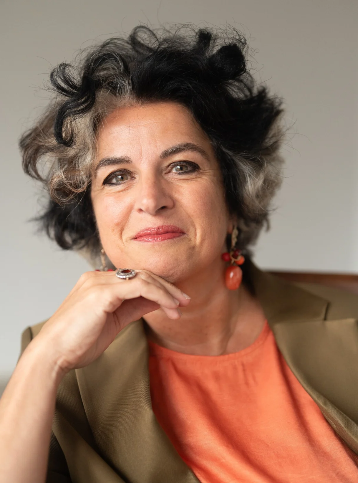 Portret van Vera Funke, met haar hand onder haar kin